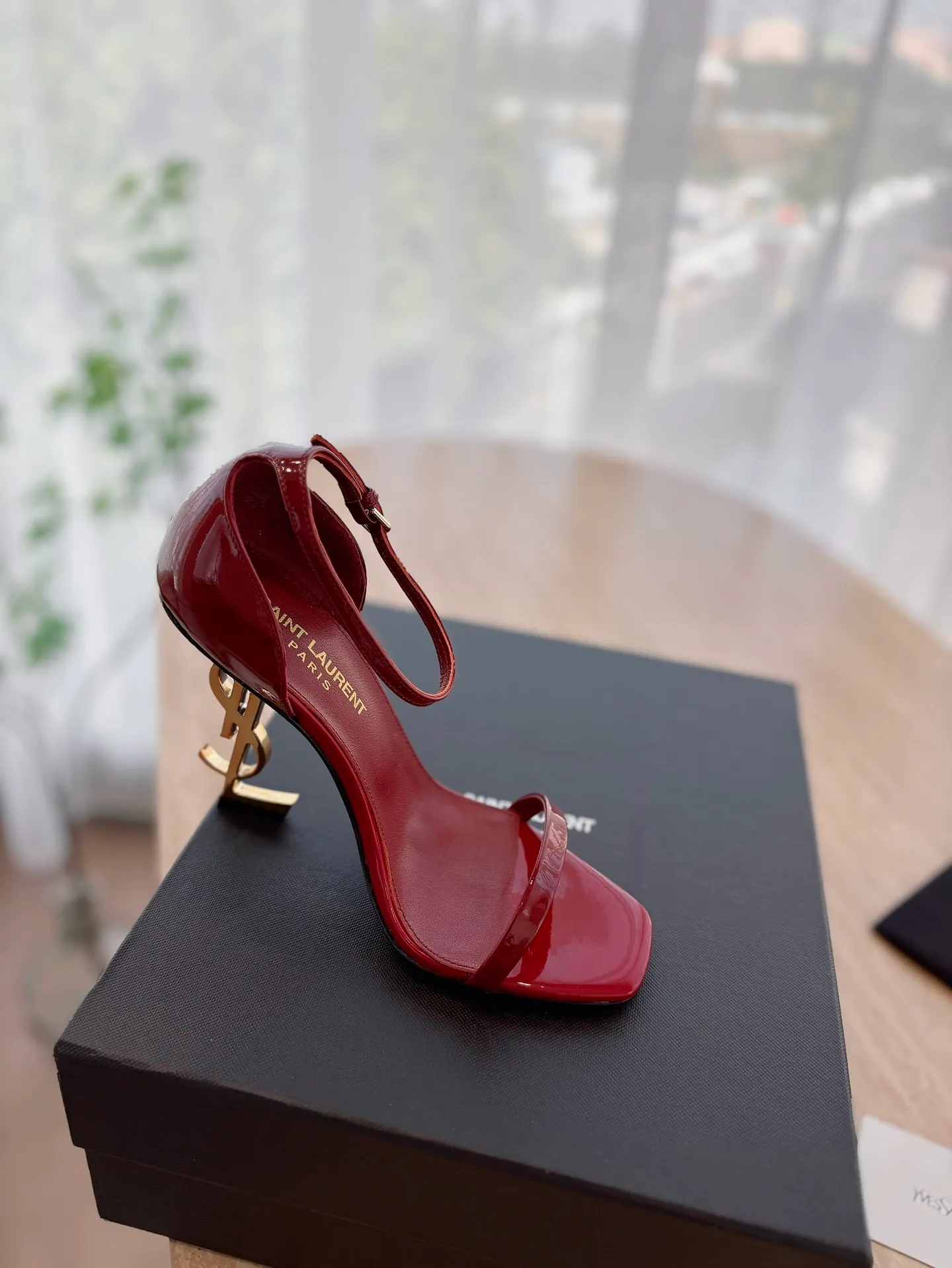 👟👟Ex-factory price 580👟👟 High version "SAINT LAUREN*" Saint Laurent YSL classic high-heeled shoes and sandals. Only YSL understands women's hearts best and does not accept refutation. It is a super invincible feminine artifact and a must-have for women (z-product full-body customization, own molded hardware accessories, perfect consistency). Compare the differences between pictures and products on the market ✔ Upper: Customized imported calf patent leather ✔Inner lining: imported 🐑 sheepskin ✔Sole: imported genuine leather outsole ✔Heel height: 10.5cm ✔Number of yards: 35-39 (40 can be customized and non-returnable) (Full set of packaging)